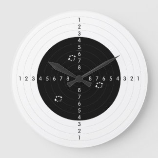 Ziel für den Schusswaffenbereich mit Schusslöchern Große Wanduhr