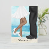 Zielstrandhochzeit mit Braut und Bräutigam Einladung (Stehend Vorderseite)