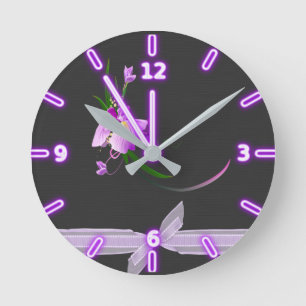 Ziemlich elegante lila Blume-schwarzer Hintergrund Runde Wanduhr
