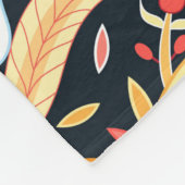 Zierblumenmuster mit Vögeln auf dunklem Bach Fleecedecke (Ecke)