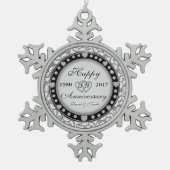 Zierjubiläum-Monogramm Schneeflocken Zinn-Ornament (Vorderseite)