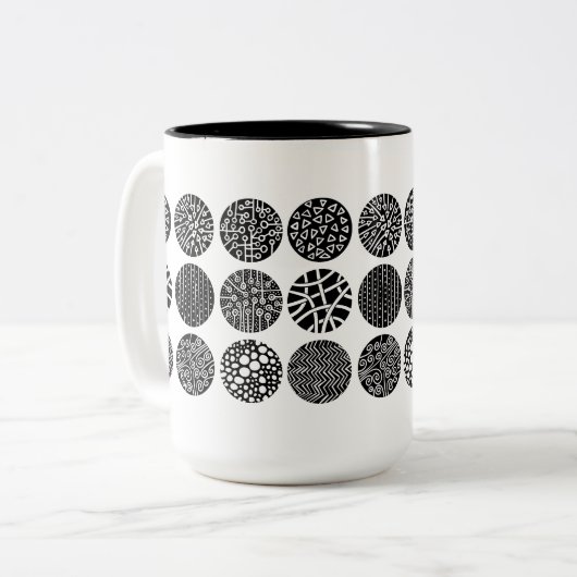 Zierkreise - Schwarz und Weiß Zweifarbige Tasse (Vorderseite Links)