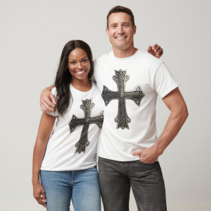 Zierliches keltisches Silberkreuz mit komplizierte T-Shirt