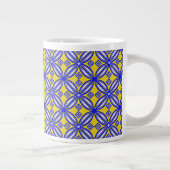 Ziermuster in blau-gelb-spanischem Stil Jumbo-Tasse (Rechts)