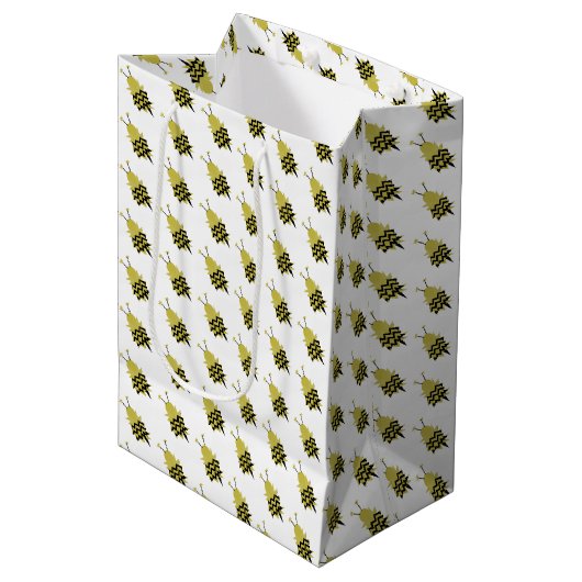 Zig Zag Bumble Bees Muster Mittlere Geschenktüte (Vorderseite Schrägansicht)