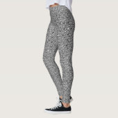 Zig Zag Muster auf den weißen Leggings (Links)