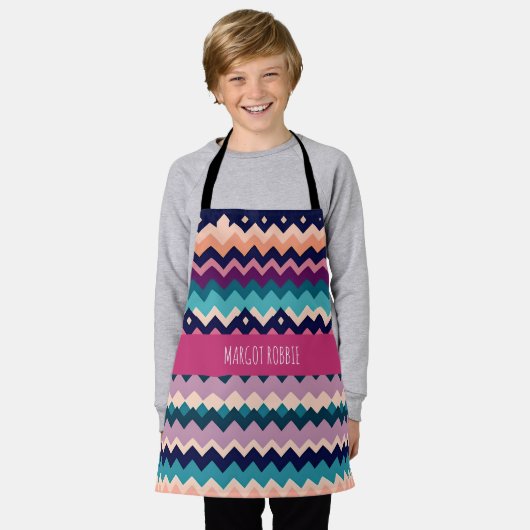 Zig zaggende pastellfarbene rosa Navy Retro Muster Schürze (Getragen)