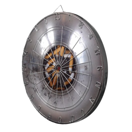 Zigaretten-Hintern im silbernen Dartscheibe (Vorderseite rechts)