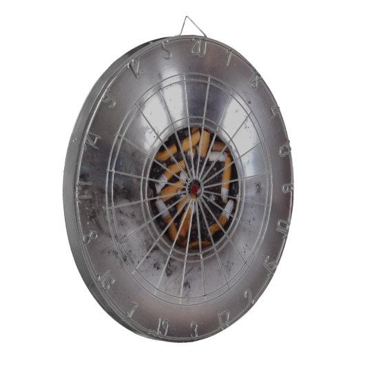 Zigaretten-Hintern im silbernen Dartscheibe (Vorderseite Links)