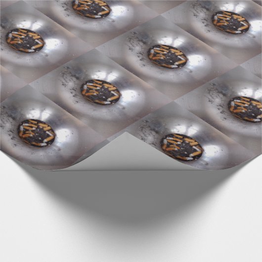 Zigaretten-Hintern im silbernen Geschenkpapier (Ecke)