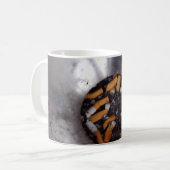 Zigaretten-Hintern im silbernen Kaffeetasse (Vorderseite Links)