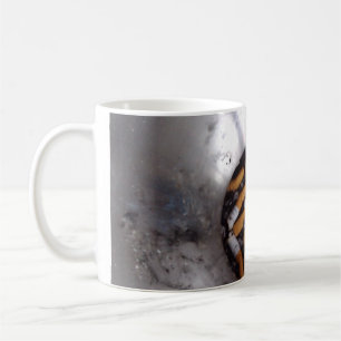 Zigaretten-Hintern im silbernen Kaffeetasse