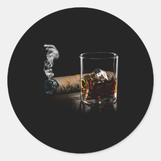 Zigarre und Bourbon, ideal für Zigarrenlounge Runder Aufkleber