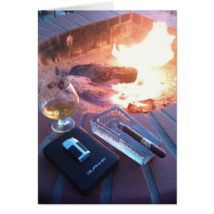 Zigarre und ein Getränk durch das Feuer