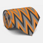 Zigzag Black und Orange Muster Krawatte (Gerollt)