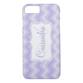 Zigzag gemusterter lila Name Initial iPhone Case (Rückseite)