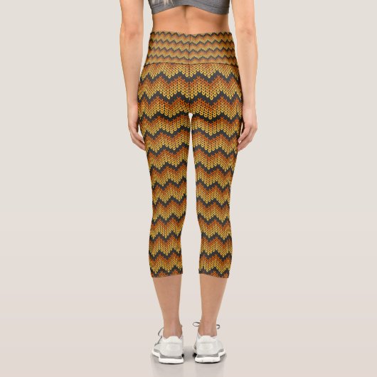Zigzag Knitter Muster Braun Gelb Golden Black Capri Leggings (Rückseite)