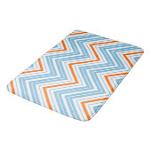 Zigzag Muster Orange White & Blue Badematte (Schrägansicht)
