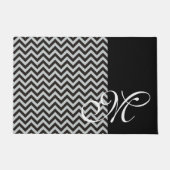 ZIGZAG Muster - schwarz + Ihr Backgr. und Monogram Fußmatte (Vorderseite)