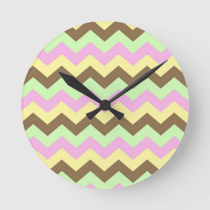 Zigzag patroon (groen, roze, geel en bruin) runde wanduhr