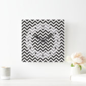 ZIGZAG pattern - black + your background & ideas Quadratische Wanduhr (Zuhause)