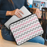 Zigzag Pattern, Chevron Pattern, Pink, Gray Laptopschutzhülle<br><div class="desc">Elegant,  stylish and sophisticated zigzag (chevron) pattern in pink,  gray and white color. Modern and trendy gift,  perfekt for the zigzag lover in your life.</div>