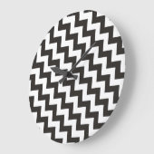 Zigzags Round Wall Clock, Black and White Chevrons Große Wanduhr (Winkel)