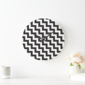 Zigzags Round Wall Clock, Black and White Chevrons Große Wanduhr (Zuhause)