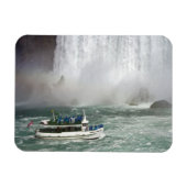 Zimmermädchen aus dem Nebel, der in die Wasserfäll Magnet (Horizontal)