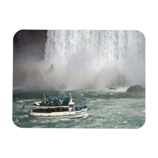 Zimmermädchen aus dem Nebel, der in die Wasserfäll Magnet (Horizontal)