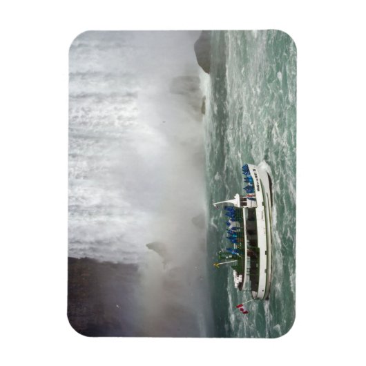 Zimmermädchen aus dem Nebel, der in die Wasserfäll Magnet (Vertikal)