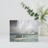 Zimmermädchen aus dem Nebel, der in die Wasserfäll Postkarte (Stehend Vorderseite)