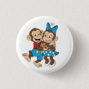 Zina und Mimo mit einer Pizzascheibe. Button