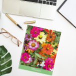 Zinnia Blumengarten Planer<br><div class="desc">Dieser monatlich/wöchentlich erscheinende Kalenderplaner behalte alle Ihre anstehenden Aktivitäten und Termine an einem praktischen Ort und zeigt das Foto eines Sommergarten mit bunten Zinnien. Ein schönes,  blumengeschmücktes Design! Wählen Sie Ihren Planerstil und Ihre Drahtfarbe aus.</div>