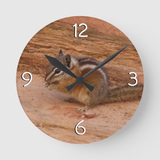 Zion Chipmunk auf Red Rocks Runde Wanduhr (Vorderseite)