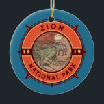 Zion National Park Bighorn Sheep Retro Kompass Keramik Ornament<br><div class="desc">Zion Vektorgrafik Design. Der Park ist ein Naturschutzgebiet im Südwesten Utah,  das sich durch die steilen roten Felsen des Zion Canyon auszeichnet.</div>