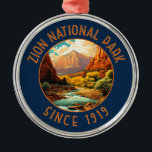 Zion National Park Retro Distressed Circle Ornament Aus Metall<br><div class="desc">Zion Vektorgrafik Design. Der Park ist ein Naturschutzgebiet im Südwesten Utah,  das sich durch die steilen roten Felsen des Zion Canyon auszeichnet.</div>