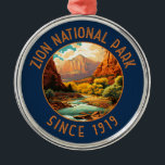 Zion National Park Retro Distressed Circle Ornament Aus Metall<br><div class="desc">Zion Vektorgrafik Design. Der Park ist ein Naturschutzgebiet im Südwesten Utah,  das sich durch die steilen roten Felsen des Zion Canyon auszeichnet.</div>