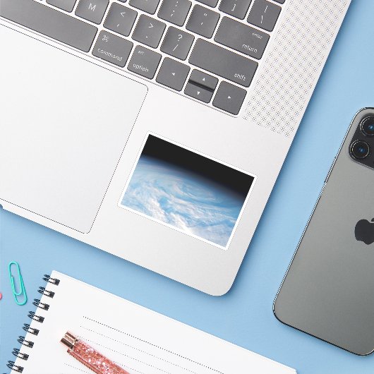 Zirkuläre Wolkenbildung über den Südpazifik. Aufkleber (Laptop mit iPhone)