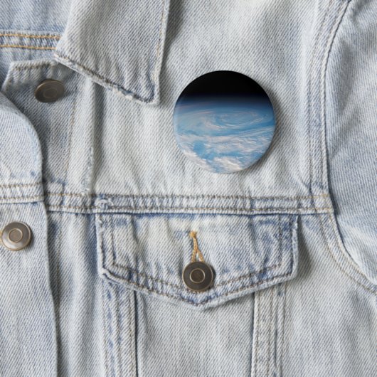 Zirkuläre Wolkenbildung über den Südpazifik. Button (Beispiel)