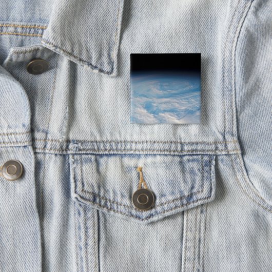 Zirkuläre Wolkenbildung über den Südpazifik. Button (Beispiel)