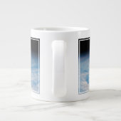 Zirkuläre Wolkenbildung über den Südpazifik. Jumbo-Tasse (Rückseite)