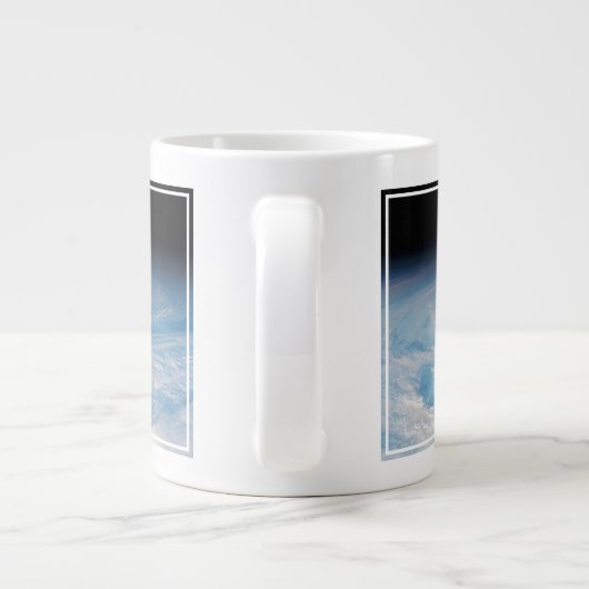 Zirkuläre Wolkenbildung über den Südpazifik. Jumbo-Tasse (Rückseite)