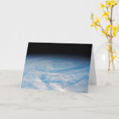 Zirkuläre Wolkenbildung über den Südpazifik. Karte (Gelbe Blume)