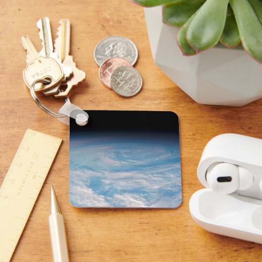 Zirkuläre Wolkenbildung über den Südpazifik. Schlüsselanhänger (Schreibtisch)