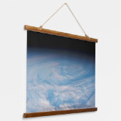 Zirkuläre Wolkenbildung über den Südpazifik. Wandteppich Mit Holzrahmen (Gewinkelt)