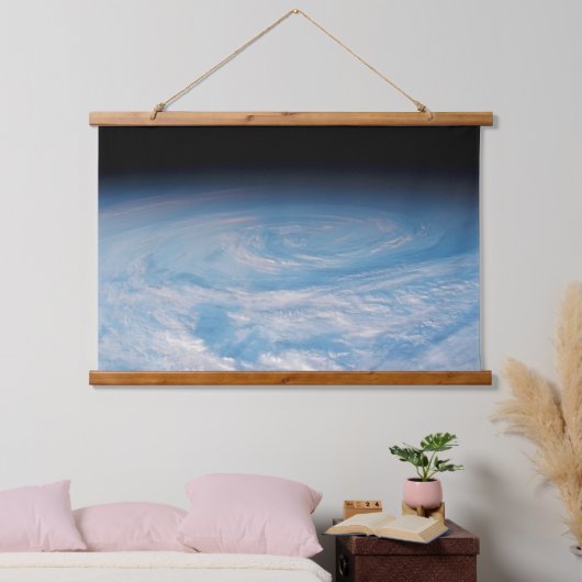 Zirkuläre Wolkenbildung über den Südpazifik. Wandteppich Mit Holzrahmen (Schlafzimmer)