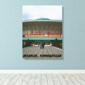 Zirkus der kommunistischen Architektur, Bischkek F Leinwanddruck (Insitu (Holzboden))