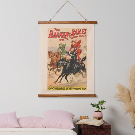 Zirkus-Rennen mit Männern, die zwei Pferde umherzi Wandteppich Mit Holzrahmen (Schlafzimmer)