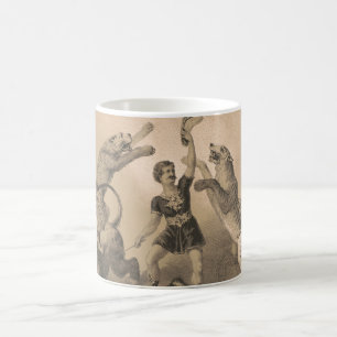 Zirkusartist steht unter wilden Tieren Kaffeetasse